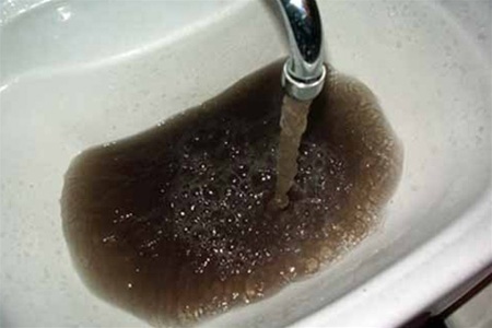 Из домашнего водопровода течет грязная вода с ржавчиной